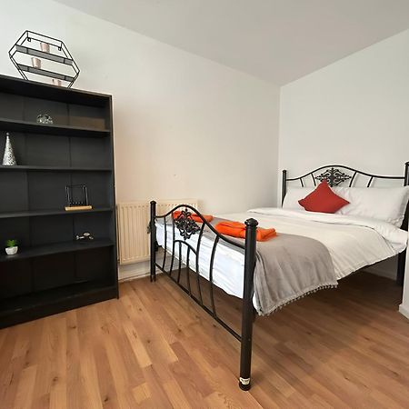 3 Bedroom House By M40 J4 High Wycombe Bagian luar foto