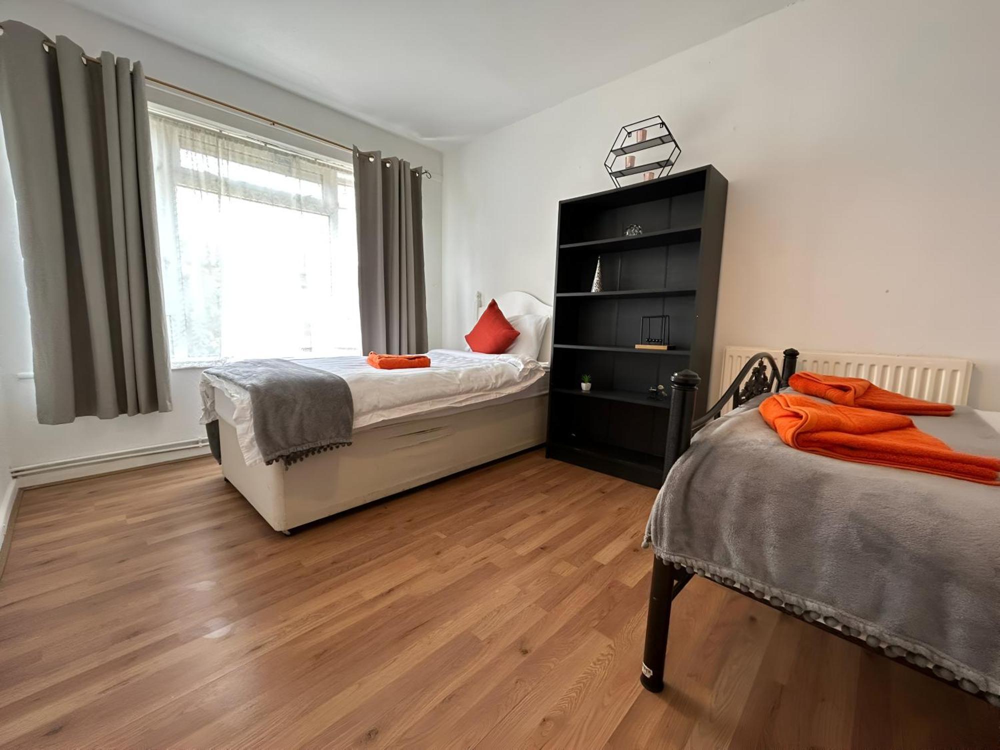 3 Bedroom House By M40 J4 High Wycombe Bagian luar foto